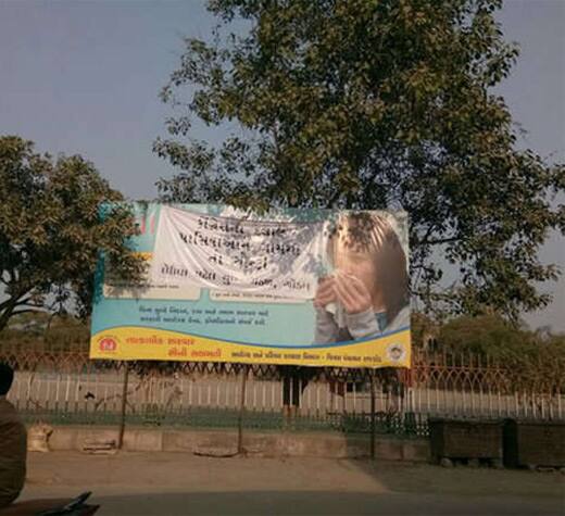 જેમાં લખવામાં આવ્યું હતું કે હાર્દિક પટેલ તથા પાસના માણસોએ પડધરીમાં પ્રવેશ કરવો નહીં. ઉલ્લેખનીય છે કે પડધરી તાલુકામાં પટેલોની વસ્તી વધુ છે. ત્યારે સોશિયલ મીડિયામાં વાયરલ થયેલા પોસ્ટરને કારણે અનેક સવાલો ઉભા થયા છે. જો કે થોડા સમય બાદ ઓરિજનલ ફોટો પણ સામે આવ્યો હતો, જેમાં કોઇએ બેનરમા એડિટિંગ કર્યું હોવાનું ખુલ્યું હતું.