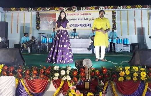 વડોદરા: વડોદરાના સાવલીમાં જાણીતી લોકગાયિકા કિંજલ દવેએ એક કાર્યક્રમમાં હાજરી આપી હતી. સાવલી-પોઈચા ચોકડી ખાતે કાર્યક્રમમાં હાજર લોકોને કિંજલે લોકગીતોના તાલે નચાવ્યા હતાં. એક ખાનગી કંપની દ્વારા ટોપ 10 ધારાસભ્યોને એવોર્ડ આપી સન્માનિત કરવામાં આવે છે. 