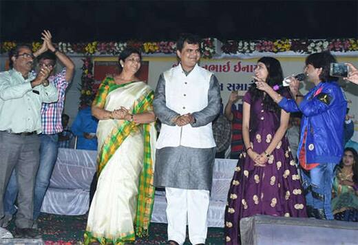 જેમાં સાવલીના ધારાસભ્યને પણ એવોર્ડ મળતાં તેમના સન્માન સમારંભ નિમિત્તે આ કાર્યક્રમનું આયોજન કરવામાં આવ્યું હતું. કિંજલે સ્ટેજ પરથી સૂરિલા કંઠે તેનું ફેમસ ગીત ‘ચાર ચાર બંગળીવાળી ગાડી...’ ગાયું હતું જે સાંભળીને લોકો ઝૂમી ઉઠ્યાં હતાં. 