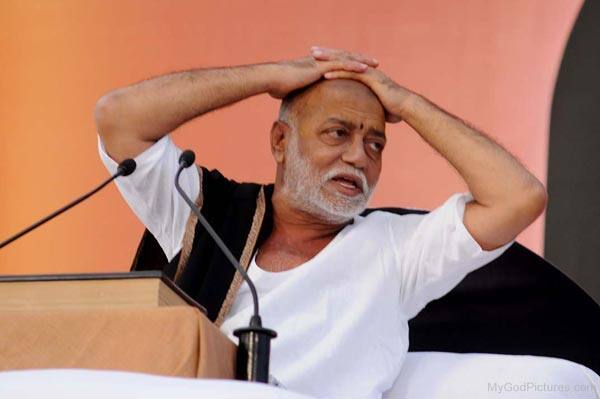 જો કે કથાના મુખ્ય આયોજક નનુભાઇ સાવલીયાએ સ્પષ્ટતા કરી દીધી છે કે આ સો ટકા રાષ્ટ્રીય હિતની કથા છે. અહીં વક્તા અને શ્રોતા સિવાય ત્રીજુ કોઇ સ્ટેજ નહી હોય. કોઇ પણ સમાજ કે શહેરના અગ્રણી, રાજકિય નેતા કે ઉદ્યોગપિત અહીં સામાન્ય શ્રોતા માફક જ આવશે. કોઇનું પણ સ્ટેજ પરથી વિશેષ સન્માન થશે નહીં. 