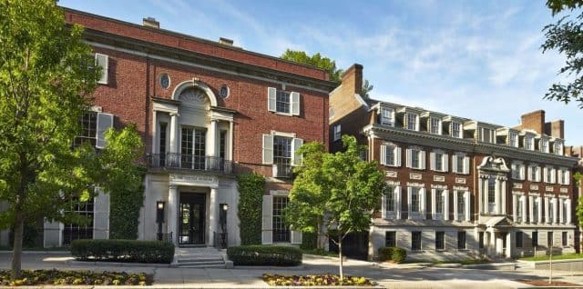 બેજોસે 1998માં 42 કરોડ રૂપિયામાં સિએટલના મેડિનામાં 5.5 એકરનું વોટરફ્રન્ટ એસ્ટેટ ખરીદ્યું હતું. ત્યારે એમેઝોન લિસ્ટ થયાને એક વર્ષ થયું હતું અને તેમની નેટવર્થ 68 અબજ રૂપિયા હતા. આ એસ્ટેટની કિંમત તેમની નેટવર્થના માત્ર 0.625 ટકા હતી. ત્યાર પછી બેજોસ અને તેની પત્નીએ બાઉન્ડ્રીને 10 એકરથી વધુ વિસ્તારમાં ફેલાવી દીધી છે. અત્યારે તેની કિંમત 455 કરોડ છે.