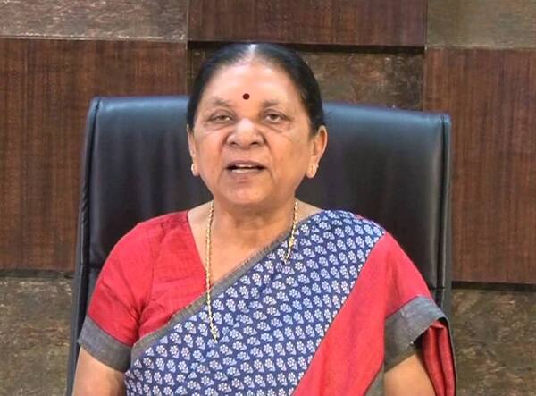 મંગળવારે એસ.જી હાઈવે પરનાં મીડિયા સેન્ટરમાં પત્રકારોએ આનંદીબેન પટેલને ઘણાં સવાલો કર્યા હતા જોકે અમુક સવાલો પૂછતાં તેઓ અકળાઈ ગયા હતાં. આ સવાલોનો આનંદીબેને જવાબ આપ્યા નહોતા. ભાજપના રાષ્ટ્રીય અધ્યક્ષ અમિત શાહ દ્વારા નારણપુરાની લોકસંપર્ક અભિયાનનો પ્રારંભ કરાયો છે. જેમાં હજારોની સંખ્યામાં લોકો ભેગા થયા હતાં જ્યારે આનંદીબેન પટેલે પણ ઘાટલોડિયામાં ગૌરવ યાત્રાનો પ્રારંભ કરાવ્યો હતો. 