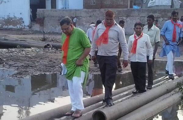 ધારાસભ્યએ તેઓને શાંતિથી સમજાવવાનો પ્રયાસ પણ કર્યો હતો. પરંતુ ગુસ્સામાં આવી ગયેલા લોકોએ તેમની કોઈ વાત સાંભળી નહોતી અને તેમને ધક્કે ચઢાવ્યા હતા. સ્થિતિ વણસવાની ભીતિ લાગતા જ તેઓ તુરંત ત્યાંથી નીકળી ગયા હતા. 