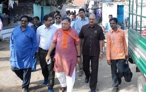 અમદાવાદના અસારવાના નિલકંઠ મહાદેવ, જોગણીના મંદિર, વાસુદેવપુરા ભિલવાસ ખાતે નિવૃત્ત અધિકારી અને અસારવાનાં ભાજપના ધારાસભ્ય આર.એમ.પટેલ ઘરે ઘરે જઈને લોકસંપર્ક કરવા કાર્યકરો સાથે નીકળ્યા હતા. 