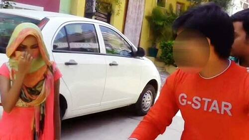 તેણે અચાનક મહિલાના છાતીના ભાગે હાથ મૂક્યો, તું મહિલા છે, મહિલાની જેમ રહે એમ કહી ચાલકે તેણીનો હાથ પકડ્યો અને પોતાની તરફ ખેંચવા માંડ્યો હતો. ટીઆરબીની મહિલા સાથે આ રીતનું વર્તન જોઇ રાહદારીઓ અને વાહનચાલકોના ટોળાં વળ્યાં હતાં. આ ટોળું રિક્ષાચાલકને પકડી પોલીસ સ્ટેશને લઈ ગયા હતાં.