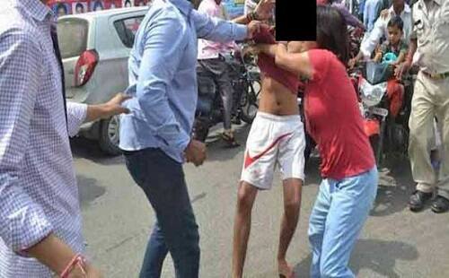 મહિધરપુરા પોલીસની તપાસમાં આ રિક્ષાચાલક યાસીન ગફૂર કાબરા (રહે, મન્નત કોમ્પલેક્સ, ચોકબજાર) હોવાનું જાણવા મળ્યું હતું. 19 વર્ષીય યાસીન કાબરાએ સરાજાહેર જાતીય સતામણી કરતાં ટીઆરબીમાં ફરજ બજાવી રહેલા મહિલા ડરી ગઈ હતી. થોડો સમય લીધા બાદ તેણીએ ફરિયાદ આપતાં પોલીસે ગુનો નોંધી કાબરાની ધરપકડ કરી હોવાનું જાણવા મળ્યું છે.