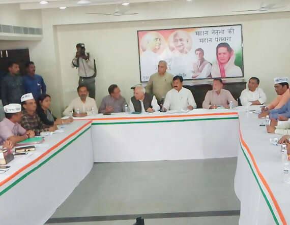 આ બેઠક આગામી રવિવારે યોજાવાની શક્યતા છે. કોંગ્રેસ સોનિયા-રાહુલ સાથે ચર્ચા બાદ કોંગ્રેસના નેતાઓ પાટીદારોને બંધારણીય અનામત આપવા માટેની અંતિમ ફોર્મ્યુલા નક્કી કરે પછી આ બેઠક થશે. આગામી ત્રણ દિવસમાં આ ફોર્મ્યુલા નક્કી થઈ જશે.