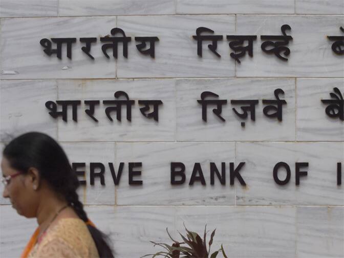  બેંકોને આદેશ આપવામાં આવ્યો છે કે, આવા લોકોને કેશની લેવડ-દેવડ, ચેકબુક અને ડિમાન્ડ ડ્રાફ્ટ જેવી સુવિધા ઘર સુધી આપવામાં આવે. નોટિફિકેશ રજૂ કરતા RBIએ જણાવ્યું કે, ‘બેંકોમાં સીનિયર સીટિઝન અને દિવ્યાંગોને હતોત્સાહિત કરવામાં આવતા હોય તેવું ઘણીવાર નોંધવામાં આવ્યું છે. આ મુશ્કેલીઓને ધ્યાનમાં રાખીને બેંકોને સલાહ આપવામાં આવે છે કે, તે મૂળભૂત બેંકિંગ સુવિધાઓ આપવા માટે સંયુક્તરૂપે કામ કરે.’ RBIનો આ આદેશ બેંકો ઉપરાંત સ્મોલ ફાયનાન્સ અને પેમેન્ટ્સ બેંકો માટે પણ છે.