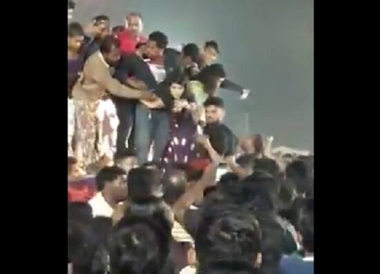 વડોદરાના સાવલીમાં કિંજલ દવેના એક પોગ્રામનું આયોજન કરવામાં આવ્યું હતું. જ્યાં કિંજલ દવેને જોવા માટે હજારોની સંખ્યામાં લોકો ભેગા થયા હતાં. આ પોગ્રામમાં કિંજલે પોતાના અંદાજમાં ગીતો ગાઈને લોકોને ખુશ કરી દીધાં હતાં.