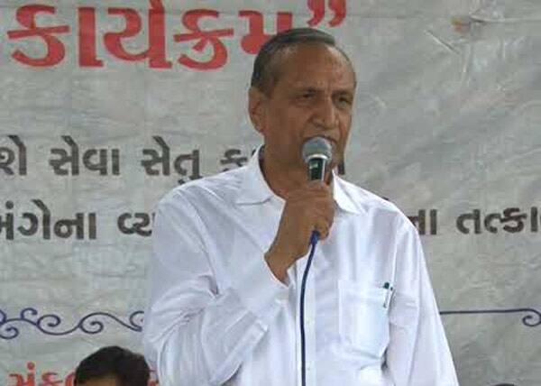 ઠક્કરબાપાનગરના ધારસભ્ય એવા 73 વર્ષીય રાજ્યકક્ષાના પરિવહન મંત્રી વલ્લભ કાકડિયાને પાર્ટીએ બનાવેલો 75 વર્ષની વયમર્યાદાનો નવો માપદંડ નડી ગયો છે. તેમના પરફોર્મન્સથી પણ પાર્ટી ખુશ નથી એટલે ત્યાં જૂના જોગી ગોરધન ઝડફિયાને ઉતારવાનું પાર્ટીએ નક્કી કર્યું છે.