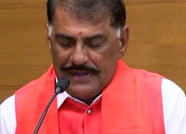 સંસદીય સચિવોમાં મંત્રીમંડળમાંથી બહાર કાઢી સંસદીય સચિવ બનાવાયેલા અને ચાર ટર્મથી ચૂંટણી જીતતા વાસણ આહીરને બદલવામાં આવશે. વાસણ આહિર કચ્છના અંજાર વિધાનસભા મતવિસ્તારનું પ્રતિનિધિત્વ કરે છે. તેમના બદલે ચાર્ટર્ડ એકાઉન્ટન્ટ માવજી સોરઠિયાને ફરી ટિકિટ આપવાના ચક્રો ગતિમાન થયા છે.