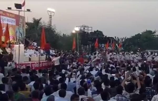 આ સંદર્ભમાં કારડિયા રાજપૂત સમાજના આગેવાન કાનભા ગોહિલે કહ્યું હતું કે, ‘સૌથી પહેલા અમે સૌ આનંદીબેન પટેલના બંગલે ભેગા થયા હતા અને ત્યાંથી અમિત શાહના બંગલે ગયા હતાં. જ્યાં જીતુભાઈ વાઘાણીએ મારી ભૂલ થઈ ગઈ, હું અને દાનસંગમ ોરી મિત્રો હતાં. જે થયું તે માટે દિલગીરી વ્યક્ત કરું છું એમ કહ્યું અને અમિતભાઈ બધાં ખોટા કેસો પાછા ખેંચી લેવાની ખાતરી આપી એટલે અમારે કંઈ કરવાનું રહેતું નથી.’