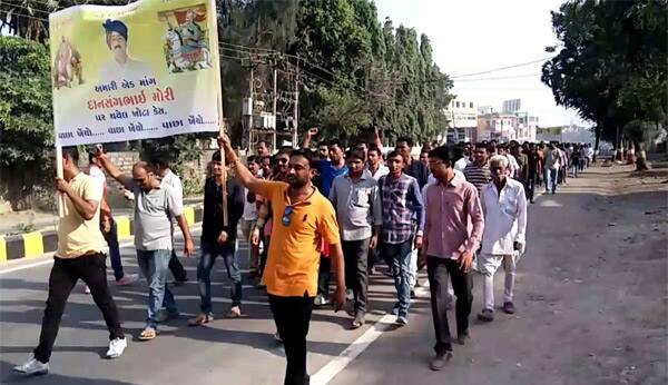 ગાંધીનગરમાં ભાજપના રાષ્ટ્રીય અધ્યક્ષ અમિત શાહ, પૂર્વ મુખ્યમંત્રી આનંદીબહેન પટેલ, કારડિયા રાજપૂત સમાજના પ્રમુખ અને મંત્રી જશાબારડ, બાવળાના કારડિયા રાજપૂતના અગ્રણી કાનભા ગોહિલ, બુધેલના સરપંચ સહિતના અગ્રણીઓ શનિવાર રાત્રે મળ્યા હતા અને બુધેલમાં જમીન મામલે થયેલા વિવાદના સમગ્ર ઘટનાક્રમ અંગે ભાજપ પ્રદેશ અધ્યક્ષ જીતુભાઈ વાઘાણીએ માફી માગી લેતા સમગ્ર મામલે સુલેહ થઈ ગઈ હોવાનું કારડિયા રાજપૂત સમાજના પ્રમુખ અને મંત્રી જશાબારડ અને બુધેલના સરપંચે પણ જણાવ્યું હતું. 