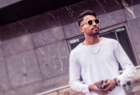 હાર્દિક પંડ્યા જ્યારે પ્રથમ વખત મુંબઇ ઇન્ડિયન્સના ડ્રેસિંગ રૂમમાં ગયો ત્યારે રિકી પોન્ટિંગ સહિતના મહારથી બેઠા હતા. કોલકાતા સામે પ્રથમ મેચ હતી આ પહેલા એન્ટિલીયામાં ટીમના ઓનર દ્વારા ભોજનનું આયોજન કરવામાં આવ્યુ હતું. અમે જ્યારે ભોજન કરી રહ્યાં હતા ત્યારે પાછળથી એક અવાજ આવ્યો અને કહ્યું કે હાય, અને જ્યારે પાછળ જોયુ તો પહેલા પ્લેટને સાઇડમાં મુકી દીધી અને તે વ્યક્તિને જોતો જ રહ્યો. 