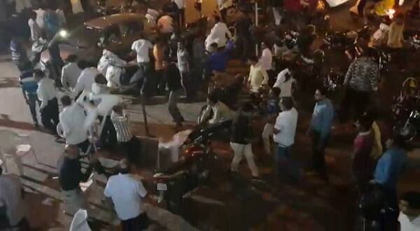 વિધાનસભાની ચૂંટણીને લઇ ગરમાવો ચાલી રહ્યો છે ત્યારે આવા માહોલમાં હવે છમકલા પણ થવા માંડ્યા છે. સુરતના વરાછા, કાપોદ્વા, પૂણા, સરથાણા અને મોટા વરાછા વિસ્તારમાં ભાજપ અને પાસના કાર્યકરો સામસામે આવી રહ્યા છે. છેલ્લા અઠવાડિયાથી આ બંને પક્ષો વચ્ચે નાની મોટી મારામારી કહો કે તૂં તૂં મૈં મૈં થઇ રહી છે. પાસના કાર્યકરો ચૂંટણી પ્રચાર માટે નીકળતાં ભાજપના નેતાઓ અને કાર્યકરોનો ઘેરો ઘાલી હુરિયા બોલાવી રહ્યા છે.