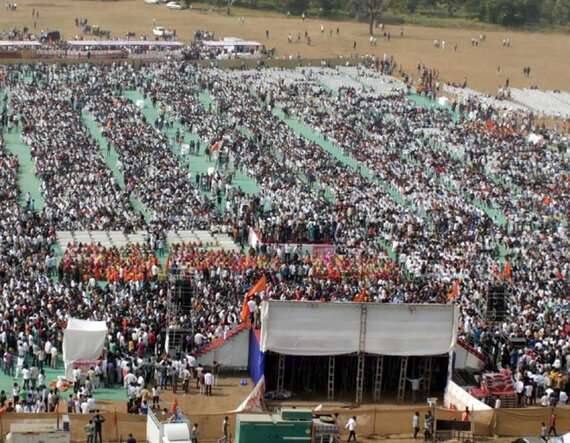 ગાંધીનગરઃ ગઈ કાલે ગાંધીનગરના રામકથા મેદાનમાં રાજપૂત ક્ષત્રિય સ્વાભિમાન સંમેલન યોજાયું હતું. સંમેલનમાં પદ્માવતિ ફિલ્મના પ્રસારણનો વિરોધ કર્યો હતો. આ સમયે ક્ષત્રિયોએ અનામત મુદ્દે પણ પુનઃ સમીક્ષાની માંગ કરીને સંમેલનને રાજકીય રંગ આપ્યો હતો.