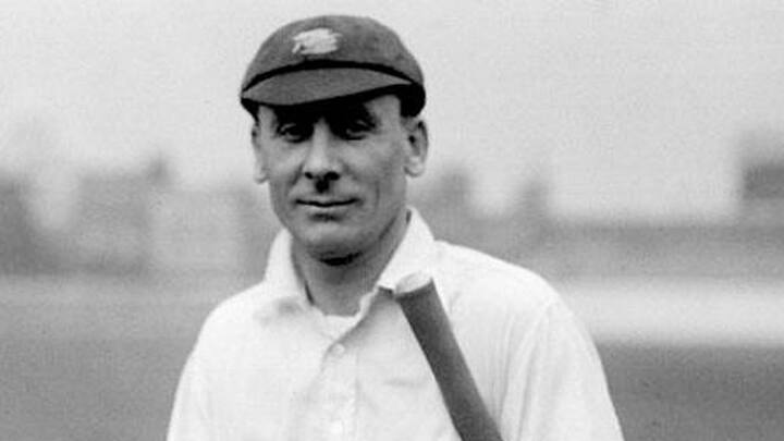  આંતરરાષ્ટ્રીય ક્રિકેટમાં સૌધી વધારે ઉંમરે સેન્ચુરી ફટકારવાનો રેકોર્ડ ઇંગ્લેન્ડના જેક હોબ્સને નામે છે. તેણે 46 વર્ષની ઉંમરે 1929માં ઓસ્ટ્રેલિયા વિરૂદ્ધ 142 રનની ઇનિંગ રમી હતી. ઇંગ્લેન્ડના જ બીજા બેટ્સમેન ઈ હેન્ડરેને 45 વર્ષની ઉંમરે ઓસ્ટ્રેલિયા વિરૂદ્ધ 1934માં 132 રનની ઇનિંગ રમી હતી.