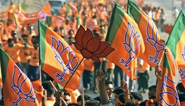 અમદાવાદ: ભાવનગર જીલ્લાના બુધેલ ગામની ગૌચરની જમીન પચાવી પાડવાના મામલે સરપંચ દાનસિંહ મોરીએ ભાજપ પ્રદેશ પ્રમુખ જીતુ વાઘાણી સામે મોરચો માંડ્યો છે. આજે દાનસિંહ મોરીએ એવી ચિમકી ઉચ્ચારી છે કે, રાજપૂતોનું અપમાન કરનારાં ભાજપને વિધાનસભાની ચૂંટણીમાં જડબાતોડ જવાબ મળી જશે.