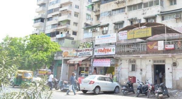 જોકે આ મુદ્દે અમદાવાદ કોર્પોરેશનના બે વિરોધાભાસી વિધાન બાદ મામલો વધુ ગુંચવાયો હોય તેવું લાગી રહ્યું છે. આરોગ્ય અધિકારી નીતિન પ્રજાપતીએ જણાવ્યું હતું કે, માર્ક સેનિટેશન અધિકારીઓ દ્વારા લગાવવામાં આવ્યા છે. જ્યારે મ્યુનિયિપલ કમિશ્નર મુકેશ કુમારે જણાવ્યું હતું કે જે માર્ક વિસ્તારમાં જોવા મળ્યાં છે તે કોર્પોરેશનના કર્મચારીઓએ લગાવેલા માર્ક કરતા જૂદા છે. જ્યારે પોલીસ કમિશ્નર એ.કે. સિંહે જણાવ્યું હતું કે લાલ ચોકડી સેનિટેશન વિભાગ દ્વારા જ લગાવવામાં આવી છે. તેમ છતાં આ મામલે ખાસ પોલીસ કમિશ્નર કે.એલ.એન. રાવની આગેવાનીમાં તપાસ કરવામાં આવશે.