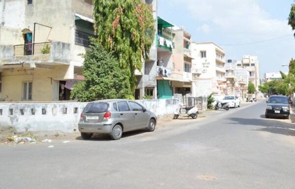 વિસ્તારમાં રહેતા હિંદુ પરિવારોએ પણ આ મામલે વિરોધ નોંધાવ્યો છે. તેમણે કહ્યું હતું કે અહીં બંને કોમના લોકો વર્ષોથી શાંતિ અને ભાઈચારા સાથે રહે છે. અમને ક્યારેય મોડી રાતે પણ ઘરના બહાર નીકળવામાં ડર લાગતો નથી. વિસ્તારમાં રહેતા અન્ય એક રહેવાસી ઝફર સુરેશવાલાએ કહ્યું હતું કે ‘મોદી સાહેબ સબકા સાથ સબકા વિકાસની વાત કરે છે પરંતુ 2002 બાદની કોઈપણ ચૂંટણીમાં આટલું નફરતનું કેમ્પેઇન કરવામાં આવ્યું નથી. તો શું એવું માનીએ કે આ ભાજપ મોદી સાહેબની સાથે નથી?’