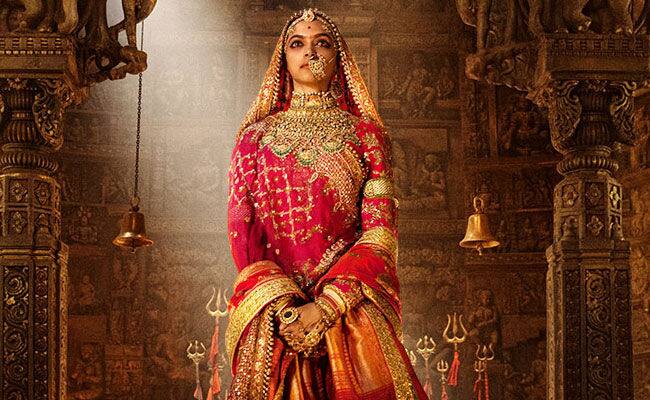 નવી દિલ્લી: ફિલ્મ પદ્માવતીને લઈને ચારે બાજુ થઈ રહેલા વિરોધ વચ્ચે હવે અભિનેત્રી દિપીકા પાદુકોણે મૌન તોડ્યું છે અને કહ્યું કે, ફિલ્મને રિલીઝ થવા પર કોઈ નહીં રોકી શકે. દિપીકાએ કહ્યું કે, “એક મહિલાના રૂપમાં મને આ ફિલ્મનો હિસ્સો હોવું અને કહાની દેખાડવાનો ગર્વ છે, જેને બતાવવાની જરૂર નથી”