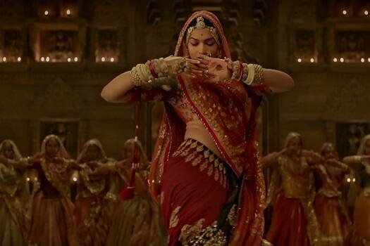 દિપીકાએ કહ્યું જણાવ્યું કે, એક દાયકા પહેલા જ્યારે બોલીવુડમાં શરૂઆત કરી હતી ત્યારે ક્યારેય નહોતું વિચાર્યું કે એક દિવસે સંજય ભણસાલીની ફિલ્મોમાં હિરોઈન બનશે. હવે ભંણસાલી સાથે પોતાની ત્રીજી ફિલ્મ ‘પદ્માવતી’ રિલીઝની રાહ જોઈ રહેલી અભિનેત્રીને પૂરો વિશ્વાસ છે કે ફિલ્મ વિવાદોમાંથી બહાર નિકળી સિનેમાંઘરોમાં પ્રદર્શિત થશે અને મનોરંજન ઉદ્યોગ માટે મોટી લડાઈ જીતશે. 