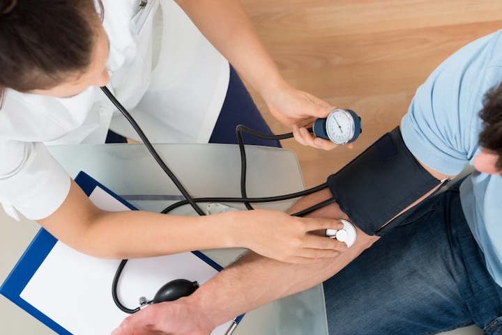 High Blood Pressure: क्या आप हाई ब्लड प्रेशर के मरीज हैं? इन 5 चीजों को खाने से कंट्रोल रहेगा ब्लड प्रेशर