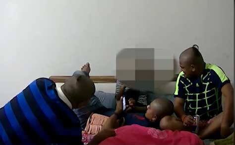 ગાંધીનગરઃ પાટીદાર અનામત આંદોલન સમિતિ(પાસ)ના કન્વીનર હાર્દિક પટેલનો કહેવાતો યુવતી સાથે અંગતપળો માણતો વીડિયો અને પછી બે યુવકો અને એક યુવતી સાથે હાર્દિક હોય તેવો બીજો કથિત વીડિયો વાયરલ થતાં ખળભળાટ મચી ગયો હતો. ત્યારે ત્રણ યુવકો સાથેના વીડિયોમાં ચોંકાવનારી વિગતો સામે આવી રહી છે અને ત્રીજી હાર્દિક સાથેની ત્રીજી વ્યક્તિએ વીડિયો ઉતાર્યાની આશંકા સેવાઇ રહી છે.