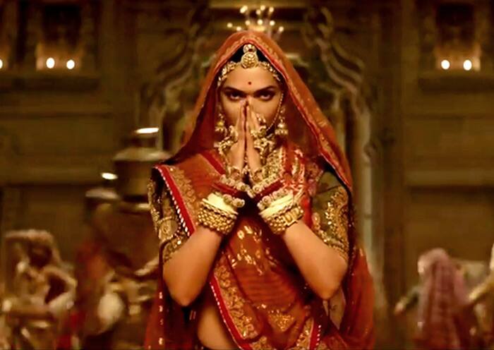 નવી દિલ્લી: સંજયલીલા ભંણસાલીની ફિલ્મ પદ્માવતીને લઈને શરૂ થયેલો વિવાદ પૂરો થવા નામજ નથી લઈ રહ્યો. ફિલ્મનો વિરોધ કરી રહેલી રાજપૂત કરણી સેનાએ અભિનેત્રી દિપીકા પાદુકોણનું નાક કાપવાની ધમકી આપી છે. 