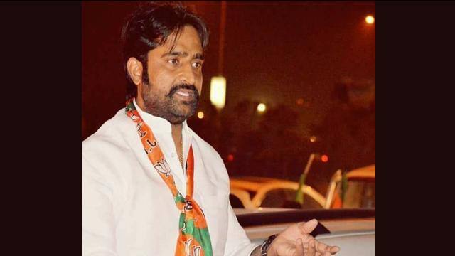 નવી દિલ્લી: ગ્રેટર નોઈડામાં ભાજપના એક નેતાની કાર પર અંધાધુંધ ફાયરિંગ કરી હત્યા કરી દેવામાં આવી છે. આ હુમલામાં ભાજપ નેતા સહિત કારમાં સવાર બે સુરક્ષાકર્મીઓ પણ માર્યા ગયા છે. ઘટનાની જાણકારી થતા પોલીસ ઘટના સ્થળે પહોંચી હતી અને વધુ તપાસ હાથ ધરવામાં આવી છે. 