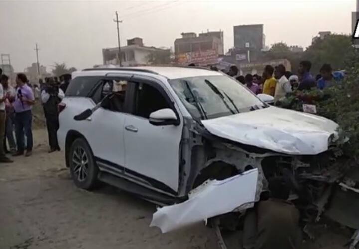  પ્રાપ્ત માહિતી અનુસાર બહલોલપૂર ગામના ભાજપના નેતા શિવકુમાર યાદવ પોતાના બે સુરક્ષાકર્મીઓ સાથે કોઈ કામ અર્થે કારમાં જઈ રહ્યા હતા ત્યારે ગ્રેટર નોઈડાના બિસરખ સ્ટેશન વિસ્તારમાં બાઈક સવાર બદમાશોએ તેની કાર પર અંધાધુંધ ફાયરિંગ કરી હતી. આ ફાયરિંગમાં ભાજપ નેતા અને બે સુરક્ષાકર્મીઓના ઘટના સ્થળેજ મોત થઈ ગઈ હતી.ઘટના સ્થળે પહોંચેલી પોલીસે મૃતદેહને પોસ્ટમોર્ટમ માટે મોકલી દીધા છે. પોલીસ ઘટનાની તાપસ કરી રહી છે.   