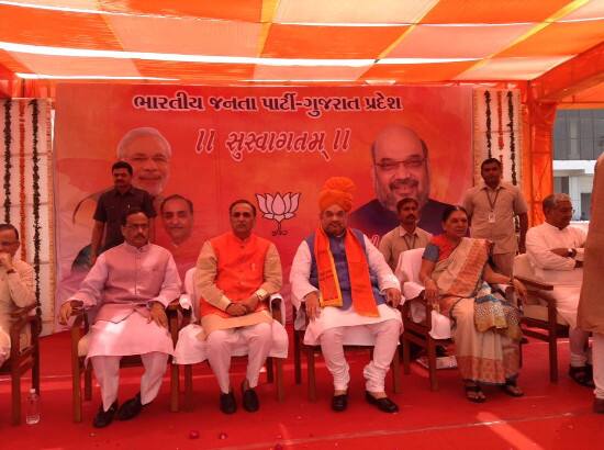 આ બેઠકમાં આનંદીબેને સૂચવેલા કેટલાક ઉમેદવારોના નામ અંગે ગૂંચ ઊભી થતાં ભાજપે પોતાના ઉમેદવારોના નામ જાહેર કર્યા નહોતા. બીજી તરફ આનંદીબેન દિલ્લી ન જતાં અમિત શાહ એકાએક અમદાવાદ આવી પહોંચ્યા હતા. હવે અમિત શાહે બેન સાથએ સંપર્ક કરીને ઉમેદવારોની પસંદગીની પ્રક્રિયા પૂર્ણ કરી શકે છે. 