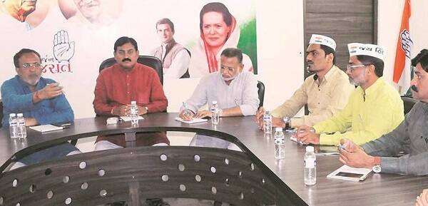 બીજી બાજુ ઓબીસી નેતા અલ્પેશ ઠાકોરે ગત મહિને જ ગાંધીનગરમાં યોજાયેલા એક કાર્યક્રમમાં રાહુલ ગાંધીના હસ્તે કોંગ્રેસનો ખેસ ધારણ કર્યો હતો. અલ્પેશ ઠાકોરે પક્ષને ઉત્તર ગુજરાતની કેટલીક બેઠકો જીતાડવાની ગેરન્ટી આપી હોવાની પણ વાત બહાર આવી હતી. જોકે તે ઉપરાંત તેણે જે બેઠકો માગી છે તે મામલે કોંગ્રેસમાં જ અંદરથી વિરોધ થયો હોવાનો પણ અહેવાલ છે. 