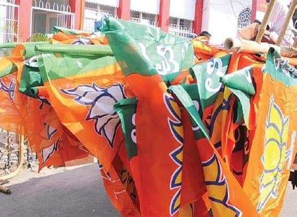 જયરાજસિહં જાડેજા પર કેસ ચાલી રહ્યો હોવાથી તે જેલમાં છે જેના કારણે ગોંડલ બેઠક તેમનું પતું કાપવામાં આવ્યું છે તેના બદલે ગીતાબા જાડેજાને ટિકિટ આપવામાં આવી છે. જ્યારે મહત્વની બેઠક એવી સુરત (ઈસ્ટ) બેઠક પરથી રણજીત ગિલિટવાલાનું પતું કાપવામાં આવ્યું હતું છે અને અરવિંદ રાણાને ટિકિટ આપવામાં આવી છે. અરવિંદ રાણાના નામની જાહેરાત થતાં આ વિસ્તારમાં ફટાકડા ફોડીને ભવ્ય ઉજવણી કરવામાં આવી હતી. 