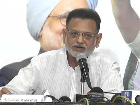 પ્રદેશ કોંગ્રેસના નેતાઓના કારણે પાસ ટીમને નિરાશ થઈ પરત ફરવું પડયું છે તે શરમજનક કહેવાય તેમ તેમણે કહેતાં પ્રભારી અશોક ગેહલોતે લાલઘૂમ થઈને ભરતસિંહ સોલંકી અને સિદ્ધાર્થ પટેલને બરોબરના ખખડાવી નાંખ્યા હતા. તેમણે તાબડતોબ પાટીદારોનો સંપર્ક કરીને તેમને મનાવવા માટે સૂચના આપી હતી.