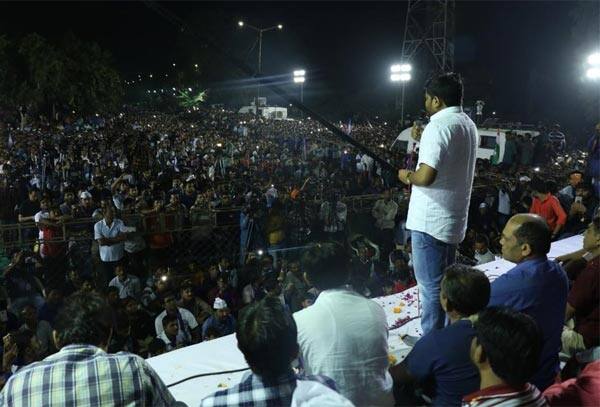 કારને પણ નુકશાન થયું હતું. જો કે આ સંદર્ભે હજી સુધી કોઇ પોલીસ ફરિયાદ નોંધાઇ નથી પરંતુ આગામી સમયમાં આ મુદ્દો ઉગ્ર સ્વરૂપ ધારણ કરશે તેવું લાગી રહ્યું છે.