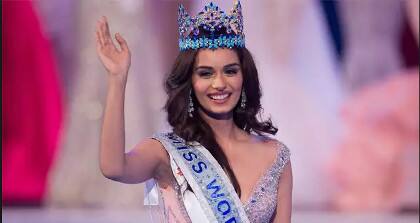 ચીનઃ 17 વર્ષ બાદ ભારતીય સુંદરીએ મિસ વર્લ્ડનો તાજ મેળવ્યો હતો. ચીનમાં યોજાયેલી આ સ્પર્ધામાં હરિયાણામાં જન્મેલી અને દિલ્હીમાં અભ્યાસ કરી રહેલી 20 વર્ષની માનુષી છિલ્લરે મિસ વર્લ્ડનો તાજ જીત્યો હતો. 118 દેશોની સુંદરીઓને હરાવનારી માનુષી મેડિકલની વિદ્યાર્થિની છે. સ્પર્ધામાં બીજા સ્થાને મિસ મેક્સિકો અને ત્રીજા નંબરે મિસ ઈંગ્લેન્ડ રહી હતી. ઐશ્વર્યા રાય, પ્રિયંકા ચોપરાથી લઈ ડાયના હેડન સુધી અત્યાર સુધીમાં ભારતની છ સુંદરીઓ મિસ વર્લ્ડનો ખિતાબ જીતી ચુકી છે જ્યારે માનુષી દુનિયાની 67મી વિશ્વ સુંદરી છે.