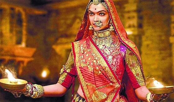 મુંબઈ: સતત થઈ રહેલા વિરોધના કારણે પદ્માવતી ફિલ્મના નિર્માતાઓ ફિલ્મની રિલીઝ ડેટ ટાળી દીધી છે. વાયકોમ 18 મોશન પિક્ચર્સના એક અધિકારીએ જણાવ્યું કે, પહેલી ડીસેમ્બરે રિલીઝ થનાર પદ્માવતી ફિલ્મને સ્થગિત કરવામાં આવી છે. 