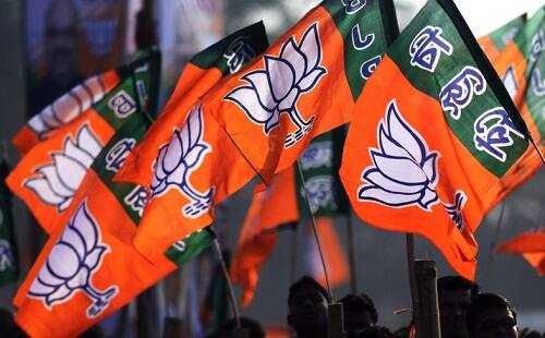 અમદાવાદ: ગુજરાત વિધાનસભા ચૂંટણીમાં ભાજપે 106 ઉમેદવાર અને કોંગ્રેસે 77 ઉમેદવારોની જાહેરાત કરી છે. ઉમેદવારોની જાહેરાત બાદ ભાજપ અને કોંગ્રેસમાં ભડકો જોવા મળ્યો હતો. ભાજપે 106 ઉમેદવારોની જાહેરાત બાદ રવિવારે ભાજપમાં ઠેર ઠેર વિરોધ જોવા મળ્યો હતો. જ્યારે ગઈ કાલે મોડી રાત્રે કોંગ્રેસ દ્વારા 77 ઉમેદવારોની યાદી જાહેર થતાં હંગામો થયો. જેમાં અમુક લોકોના પત્તા કપાતા કોંગ્રેસ કાર્યકરોએ વિરોધ કર્યો હતો જ્યારે પાટીદાર આગેવાનો પણ વિરોધ કર્યો હતો. જેને લઈને ઘણી જગ્યા પોલીસ બંદોબસ્ત ગોઠવવામાં આવ્યો હતો.