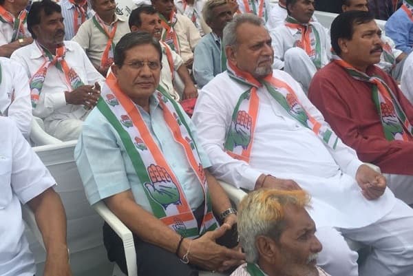 ધીરૂ ગજેરાનાં સમર્થનમાં મોડી રાતે કામરેજનાં ભવાની મંદિર ખાતે મોટી સંખ્યામાં કાર્યકરોએ એકત્ર થઈ કોંગ્રેસનાં હોદ્દેદારોની નિતીની ઝાટકણી કાઢી હતી. 