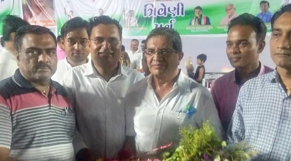 10 વર્ષ પહેલા ભાજપનો છેડો ફાડી કોંગ્રેસને વફાદાર રહેલા ધીરૂ ગજેરા મૂળ પાટીદાર અને સમાજમાં પ્રતિષ્ઠા ધરાવતા હોવાથી તેમના સમર્થનમાં પાટીદારો ઉપરાંત કોંગ્રેસનાં કાર્યકરોએ વિરોધ નોંધાવ્યો હતો. 