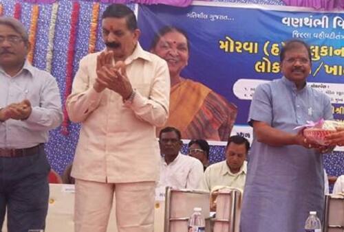 બીજી બાજુ રવિવારે મોડી રાતે કોંગ્રેસે 77 ઉમેદવારોની યાદી જાહેર કરી હતી જેમાં પાસના આગેવાનોને પણ ટિકિટ આપવામાં આવી હતી જ્યારે ઘણી જગ્યા કોંગ્રેસના ઘણાં આગેવાનોની ટિકિટ કપાતા મોડી રાતે વિરોધ કરવામાં આવ્યો હતો જ્યારે પાટીદારો દ્વારા પણ વિરોધ કરવામાં આવ્યો હતો. જેમાં કોંગ્રેસના ઓફિસમાં તોડફોડ કરવામાં આવી હતી.