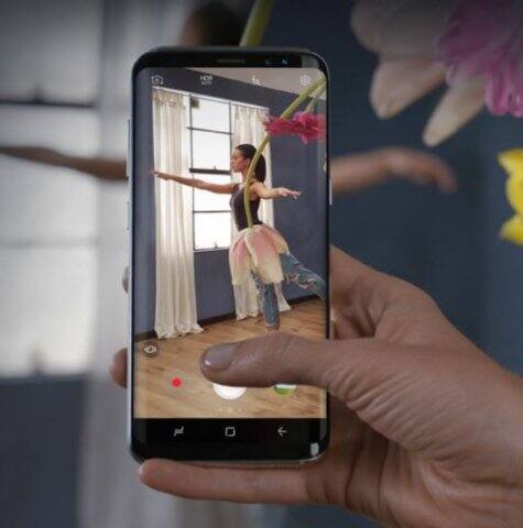 આ ત્રણેય મોડલ્સમાં સેમસંગની ડ્યુઅલ એડ્ઝ કર્વ્ડ ઈન્ફિનીટી ડિસ્પલે હશે. જાણકારી મુજબ Galaxy S9માં ડ્યુઅલ કેમેરા સાથે લેન્સ પર BABR (બ્રોડ-બેન્ડ એન્ટિ-રિફ્લેક્શન) કોટિંગ હશે. અને તેમાં DSLR લેન્સનો ઉપયોગ કરાશે. કંપની ફિંગરપ્રિન્ટ સેન્સરની જગ્યા પણ બદલી શકે છે.