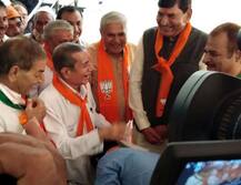 કોંગ્રેસના કયા ઉમેદવાર ફોર્મ ભર્યા પછી ભાજપના ઉમેદવારને પગે લાગ્યા, આ જોઈ સૌ કોઈ ચોંકી ગયા હતા, જાણો વિગતે