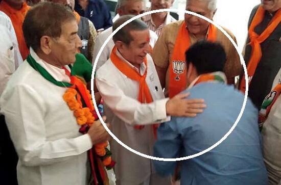 જૂનાગઢ: ભાજપ અને કોંગ્રેસના ઉમેદવારોની યાદી જાહેર કર્યા બાદ ઉમેદવારો ફોર્મ ફરવા લાગ્યા છે ત્યારે ઘણી જગ્યાએ બળવો પણ જોવા મળ્યો છે. જૂનાગઢ જિલ્લાની પાંચ અને ગિર-સોમનાથ જિલ્લાની 4 મળી કુલ 9 બેઠક પર ભાજપ અને કોંગ્રેસ તેમજ અપક્ષે મળી કુલ 34 ઉમેદવારી પત્ર રજૂ કર્યા હતાં. જેમાં જૂનાગઢ વિધાનસભા બેઠક પર ભાજપમાંથી મહેન્દ્ર મશરૂએ ફોર્મ રજુ કર્યુ હતું. જ્યારે કોંગ્રેસમાંથી પહેલા પાસ કન્વિનર અમિત ઠુંમરે ઉમેદવારી નોંધાવી હતી. બપોર પછી કોંગ્રેસનાં વિનુ અમિપરાએ ફોર્મ ભરતા કોંગ્રેસમાં ખળભળાટ મચી ગયો હતો.