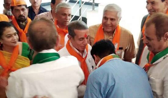 જૂનાગઢ વિધાનસભા બેઠક પરથી કોંગ્રેસે પાસનાં કન્વિનર અમિત ઠુંમરને ટીકીટ આપી છે. સોમવારે બપોરે 12 વાગ્યે ઉમેદવારી ફોર્મ રજુ કરવા પ્રાંત ઓફિસે હાજર થયા હતાં. ફોર્મ રજુ કરી બહાર નિકળતી વખતે ભાજપનાં ઉમેદવાર મહેન્દ્ર મશરૂ પણ તેના ટેકેદારો સાથે ફોર્મ ભરવા માટે આવ્યા હતાં. 