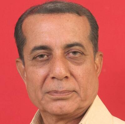 આ દરમિયાન પ્રાંત ઓફિસમાં બન્ને આમને સામને થઇ ગયા હતાં. ભાજપ અને કોંગ્રેસનાં નેતાઓ હસીને એક બીજાને મળ્યાં હતાં અને કોંગી ઉમેદવાર અમિત ઠુંમર ભાજપનાં ઉમેદવાર મહેન્દ્ર મશરૂનાં પગે લાગ્યા હતાં. જેના કારણે હાજર સૌ કોઈ ચોંકી ગયા હતાં અને લોકો એવી ચર્ચા પણ કરવા લાગ્યા હતાં અમિત ઠુંમર કેમ મહેન્દ્ર મશરૂને પગે લાગ્યા. 