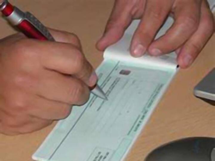 પ્રવીણ ખંડેલવાલ અનુસાર નોટબંધી પહેલા કેન્દ્ર સરકાર લગભગ 25 હજાર કરોડ રૂપિયા નવી કરેંસી છપાવી હતી અને છ હજાર કરોડ રૂપિયાથી વધુ રકમ કરેંસીની સુરક્ષા પર ખર્ચ કરતી હતી. આ ખર્ચને જોતા હવે કેન્દ્ર સરકાર દેશની અર્થવ્યવસ્થાને કેશલેશમાં બદલવા માગે છે. 