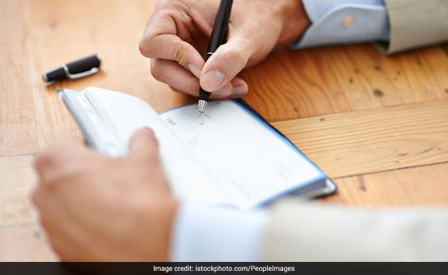 મોટાભાગે વ્યાપારિક લેવડ દેવળ ચેક દ્વારાજ થાય છે. હાલમાં 95 ટકા ટ્રાંજેક્શન કેશ અથવા ચેક દ્વારા થાય છે. સરકારએ આ નાણાંકીય વર્ષના અંત સુધીમાં 2.5 ખરબ ડિજિટલ ટ્રાંજેક્શનનો ટારગેટ રાખ્યો છે. આ લક્ષ્યાંકને પૂરો કરવા માટે સરકાર ચેક બુક પર ટૂંક સમયમાં પ્રતિબંધ લગાવી શકે છે. 