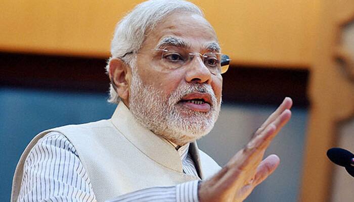 અમદાવાદ: વિધાનસભા ચૂંટણીને હવે ગણતરીના દિવસો બાકી છે. ત્યારે ચૂંટણી પ્રચાર પુરજોશમાં ચાલી રહ્યો છે તેની વચ્ચે સોશિલ મીડિયા પર કાર્ટૂન અને પોસ્ટર દ્વારા પણ વાર-પલટવાર થઈ રહ્યો છે. યૂથ કૉંગ્રેસના મેગેઝિનના યુવા દેશના ટ્વીટર અકાઉન્ટ પરથી પોસ્ટ થયેલી એક તસવીર પર વિવાદ સર્જાયો છે. આ ટ્વિટમાં પીએમ મોદી પર ટિપ્પણી કરવામાં આવી છે.